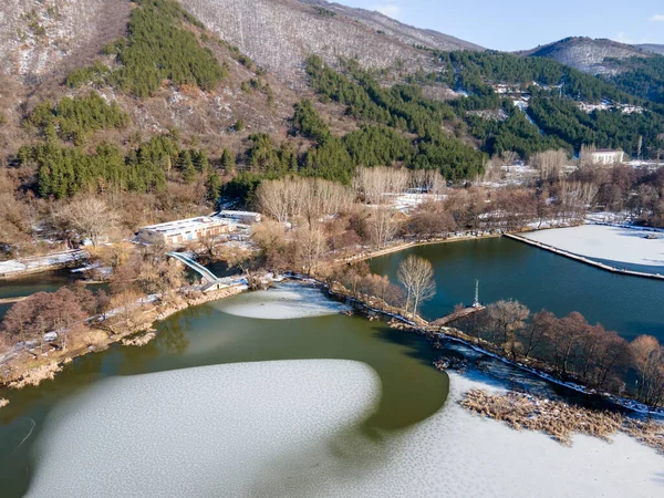 Bulgaristan 'ın başkenti Sofya' daki Pancharevo Gölü 'nün kış manzarası