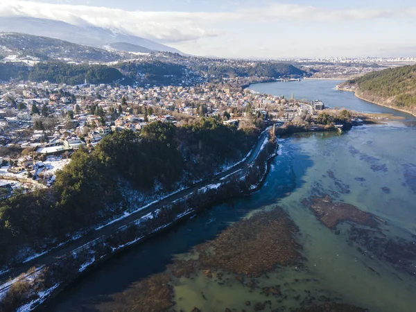 Bulgaristan 'ın başkenti Sofya' daki Pancharevo Gölü 'nün kış manzarası