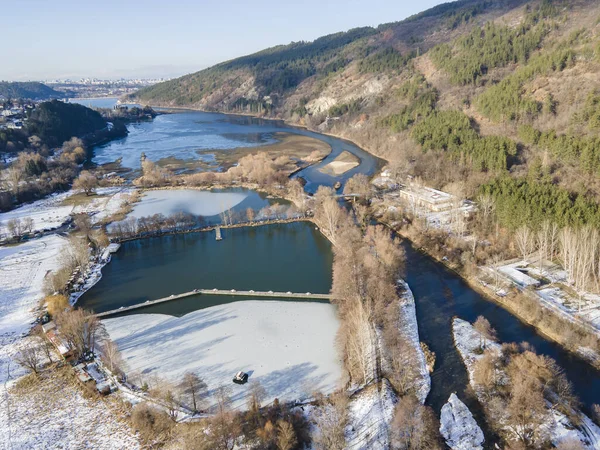 Bulgaristan 'ın başkenti Sofya' daki Pancharevo Gölü 'nün kış manzarası