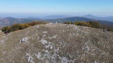 Bulgaristan 'ın Pernik Bölgesi Golemi zirvesi yakınlarındaki Erul dağının şaşırtıcı sonbahar manzarası