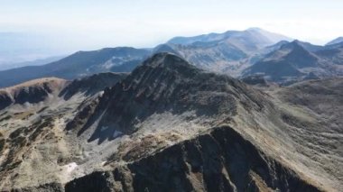 Polezhan zirvesinin şaşırtıcı hava manzarası, Pirin Dağı, Bulgaristan