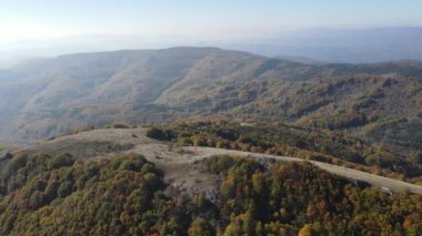Bulgaristan 'ın Pernik Bölgesi Golemi zirvesi yakınlarındaki Erul dağının şaşırtıcı sonbahar manzarası