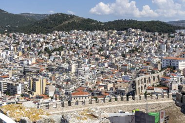 KAVALA, GREECE - 22 Haziran 2019: Yunanistan 'ın Doğu Makedonya ve Trakya kentinin muhteşem panoramik manzarası