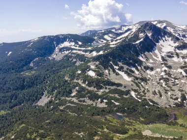 Bulgaristan 'ın Kremenski gölleri yakınlarındaki Pirin Dağı' nın şaşırtıcı hava manzarası
