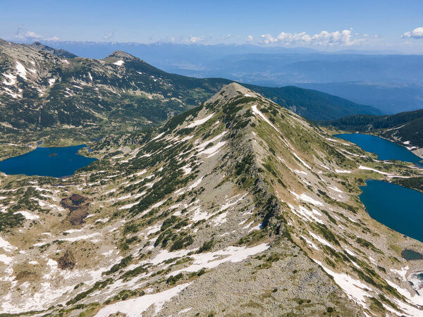 Удивительный вид с высоты птичьего полета на гору Пирин возле Кременских озер, Болгария