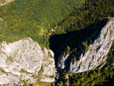 Bulgaristan 'ın Tran kenti yakınlarındaki Erma Nehri Boğazı' nın hava manzarası