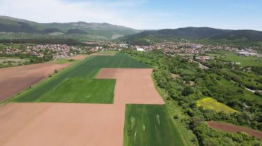 Bulgaristan 'ın Sofya bölgesindeki Godech kasabası yakınlarındaki kırsal arazinin bahar havası manzarası