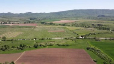 Bulgaristan 'ın Sofya bölgesindeki Godech kasabası yakınlarındaki kırsal arazinin bahar havası manzarası