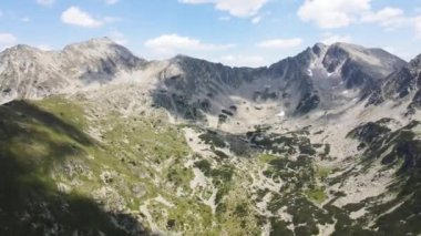Bulgaristan 'ın Yalovarnika zirvesi yakınlarındaki Pirin Dağı' nın şaşırtıcı hava manzarası