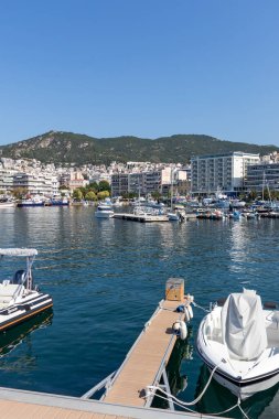 Kavala, Yunanistan - 22 Haziran 2019: Kavala, Doğu Makedonya ve Trakya, Yunanistan'ın eski şehir merkezinde tipik sokak ve bina