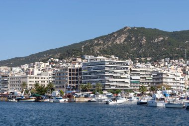 Kavala, Yunanistan - 22 Haziran 2019: Kavala, Doğu Makedonya ve Trakya, Yunanistan'ın eski şehir merkezinde tipik sokak ve bina