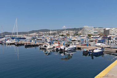 Kavala, Yunanistan - 22 Haziran 2019: Kavala, Doğu Makedonya ve Trakya, Yunanistan'ın eski şehir merkezinde tipik sokak ve bina