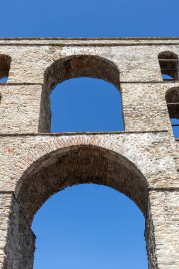 Kavala, Yunanistan - 22 Haziran 2019: Kavala, Doğu Makedonya ve Trakya, Yunanistan'ın eski şehir merkezinde tipik sokak ve bina