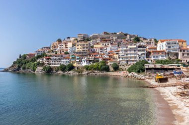 Kavala, Yunanistan - 22 Haziran 2019: Kavala, Doğu Makedonya ve Trakya, Yunanistan'ın eski şehir merkezinde tipik sokak ve bina