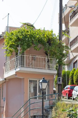 Kavala, Yunanistan - 22 Haziran 2019: Kavala, Doğu Makedonya ve Trakya, Yunanistan'ın eski şehir merkezinde tipik sokak ve bina