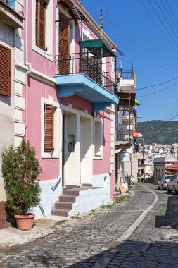 Kavala, Yunanistan - 22 Haziran 2019: Kavala, Doğu Makedonya ve Trakya, Yunanistan'ın eski şehir merkezinde tipik sokak ve bina