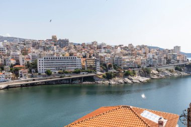 Kavala, Yunanistan - 22 Haziran 2019: Kavala, Doğu Makedonya ve Trakya, Yunanistan'ın eski şehir merkezinde tipik sokak ve bina