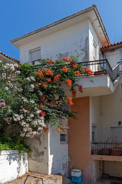 Kavala, Yunanistan - 22 Haziran 2019: Kavala, Doğu Makedonya ve Trakya, Yunanistan'ın eski şehir merkezinde tipik sokak ve bina