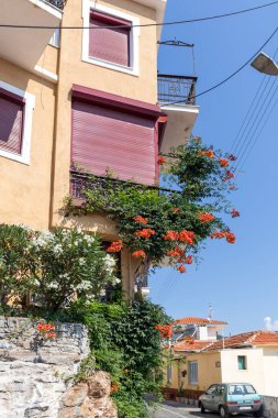 Kavala, Yunanistan - 22 Haziran 2019: Kavala, Doğu Makedonya ve Trakya, Yunanistan'ın eski şehir merkezinde tipik sokak ve bina