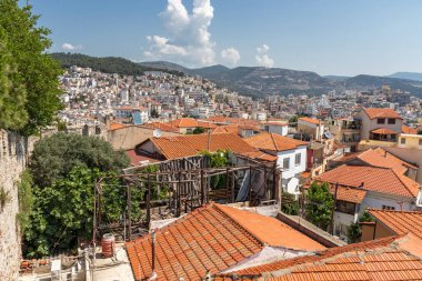 Kavala, Yunanistan - 22 Haziran 2019: Kavala, Doğu Makedonya ve Trakya, Yunanistan'ın eski şehir merkezinde tipik sokak ve bina