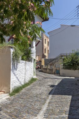 Kavala, Yunanistan - 22 Haziran 2019: Kavala, Doğu Makedonya ve Trakya, Yunanistan'ın eski şehir merkezinde tipik sokak ve bina