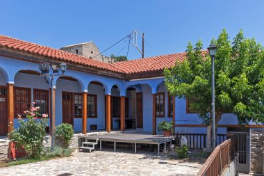 Kavala, Yunanistan - 22 Haziran 2019: Kavala, Doğu Makedonya ve Trakya, Yunanistan'ın eski şehir merkezinde tipik sokak ve bina