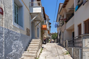 Kavala, Yunanistan - 22 Haziran 2019: Kavala, Doğu Makedonya ve Trakya, Yunanistan'ın eski şehir merkezinde tipik sokak ve bina