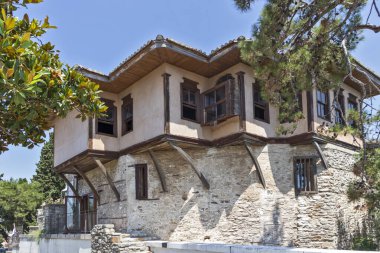 Kavala, Yunanistan - 22 Haziran 2019: Kavala, Doğu Makedonya ve Trakya, Yunanistan'ın eski şehir merkezinde tipik sokak ve bina