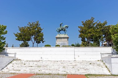 Kavala, Yunanistan - 22 Haziran 2019: Kavala, Doğu Makedonya ve Trakya, Yunanistan'ın eski şehir merkezinde tipik sokak ve bina