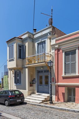 Kavala, Yunanistan - 22 Haziran 2019: Kavala, Doğu Makedonya ve Trakya, Yunanistan'ın eski şehir merkezinde tipik sokak ve bina