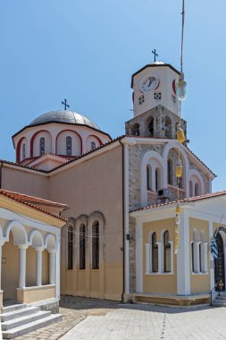 Kavala, Yunanistan - 22 Haziran 2019: Kavala, Doğu Makedonya ve Trakya, Yunanistan'ın eski şehir merkezinde tipik sokak ve bina