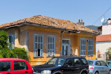 Kavala, Yunanistan - 22 Haziran 2019: Kavala, Doğu Makedonya ve Trakya, Yunanistan'ın eski şehir merkezinde tipik sokak ve bina