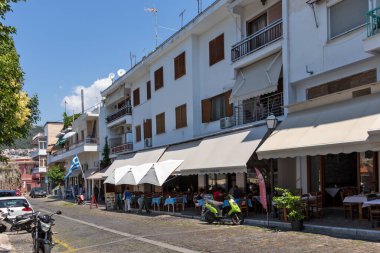 Kavala, Yunanistan - 22 Haziran 2019: Kavala, Doğu Makedonya ve Trakya, Yunanistan'ın eski şehir merkezinde tipik sokak ve bina