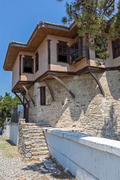 カヴァラ ギリシャ 2019年6月22日 カヴァラ 東マケドニア トラキア ギリシャの旧市街の典型的な通りと建物 — ストック写真