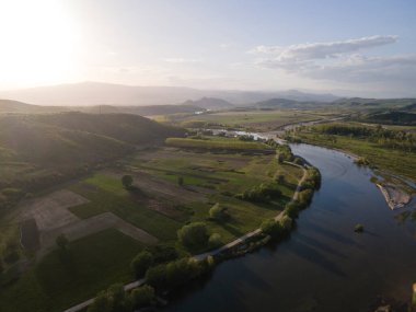 Bulgaristan 'ın Blagoevgrad bölgesinin Topolnitsa köyü yakınlarındaki Struma nehrinin hava günbatımı manzarası