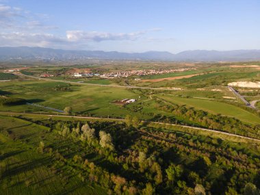 Bulgaristan 'ın Blagoevgrad bölgesinin Topolnitsa köyü yakınlarındaki Struma nehrinin hava günbatımı manzarası