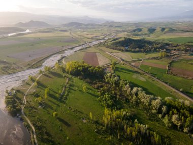 Bulgaristan 'ın Blagoevgrad bölgesinin Topolnitsa köyü yakınlarındaki Struma nehrinin hava günbatımı manzarası