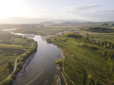 Bulgaristan 'ın Blagoevgrad bölgesinin Topolnitsa köyü yakınlarındaki Struma nehrinin hava günbatımı manzarası
