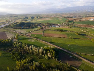 Bulgaristan 'ın Blagoevgrad bölgesinin Topolnitsa köyü yakınlarındaki Struma nehrinin hava günbatımı manzarası