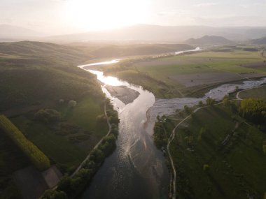 Bulgaristan 'ın Blagoevgrad bölgesinin Topolnitsa köyü yakınlarındaki Struma nehrinin hava günbatımı manzarası