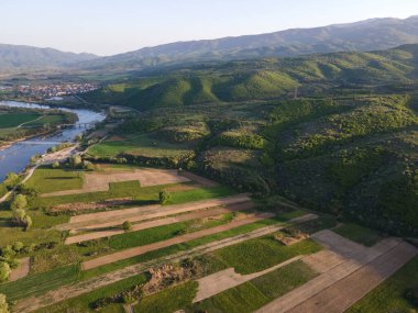 Bulgaristan 'ın Blagoevgrad bölgesinin Topolnitsa köyü yakınlarındaki Struma nehrinin hava günbatımı manzarası