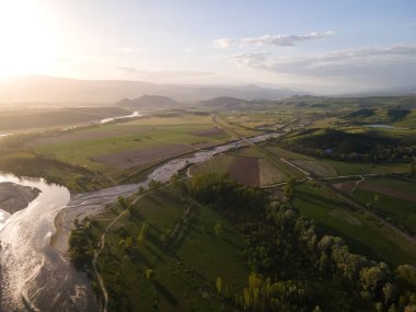 Bulgaristan 'ın Blagoevgrad bölgesinin Topolnitsa köyü yakınlarındaki Struma nehrinin hava günbatımı manzarası