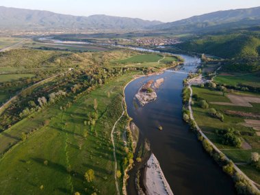 Bulgaristan 'ın Blagoevgrad bölgesinin Topolnitsa köyü yakınlarındaki Struma nehrinin hava günbatımı manzarası