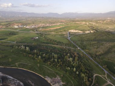 Bulgaristan 'ın Blagoevgrad bölgesinin Topolnitsa köyü yakınlarındaki Struma nehrinin hava günbatımı manzarası