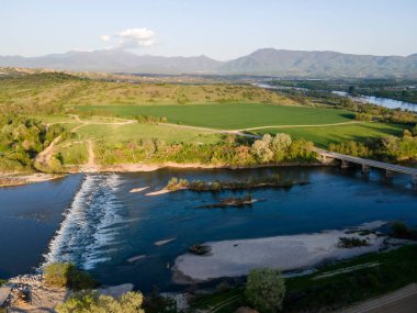 Bulgaristan 'ın Blagoevgrad bölgesinin Topolnitsa köyü yakınlarındaki Struma nehrinin hava günbatımı manzarası