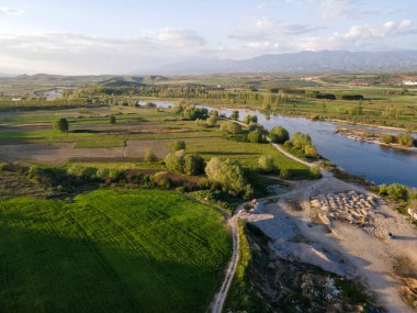 Bulgaristan 'ın Blagoevgrad bölgesinin Topolnitsa köyü yakınlarındaki Struma nehrinin hava günbatımı manzarası