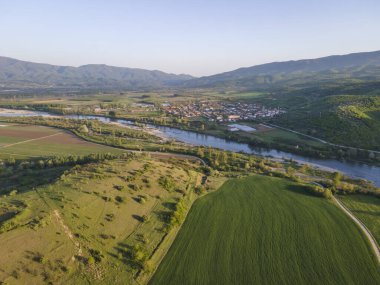 Bulgaristan 'ın Blagoevgrad bölgesinin Topolnitsa köyü yakınlarındaki Struma nehrinin hava günbatımı manzarası