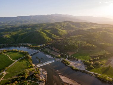 Bulgaristan 'ın Blagoevgrad bölgesinin Topolnitsa köyü yakınlarındaki Struma nehrinin hava günbatımı manzarası