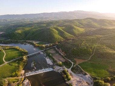 Bulgaristan 'ın Blagoevgrad bölgesinin Topolnitsa köyü yakınlarındaki Struma nehrinin hava günbatımı manzarası