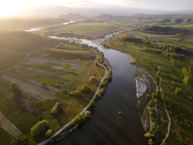 Bulgaristan 'ın Blagoevgrad bölgesinin Topolnitsa köyü yakınlarındaki Struma nehrinin hava günbatımı manzarası